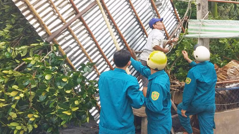 Lực lượng xung kích hỗ trợ người dân ven biển Sóc Trăng gia cố nhà cửa.
