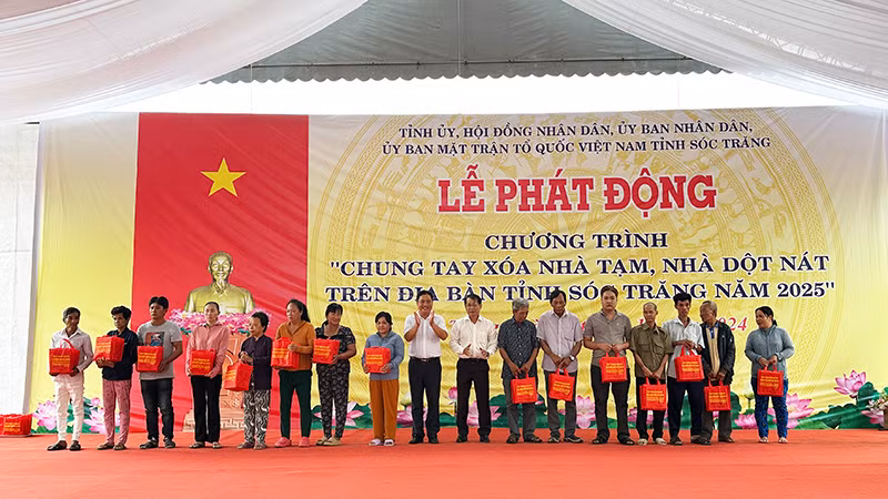 Tặng quà cho người nghèo trong lễ phát động. Tặng quà cho người nghèo trong lễ phát động.