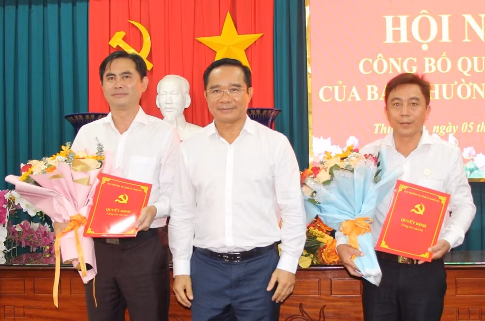 Bí thư Tỉnh ủy Long An Nguyễn Văn Được trao quyết động điều động cán bộ tại huyện Thủ Thừa (Long An)