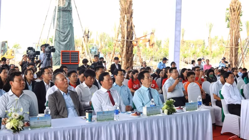 Phó Thủ tướng Chính phủ Mai Văn Chính cùng lãnh đạo chính quyền tỉnh qua các thời kỳ dự tại điểm cầu truyền hình trực tiếp tại Long An.