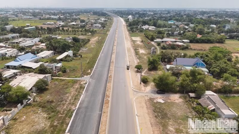 Đường tỉnh 823D kết nối Long An và Thành phố Hồ Chí Minh.