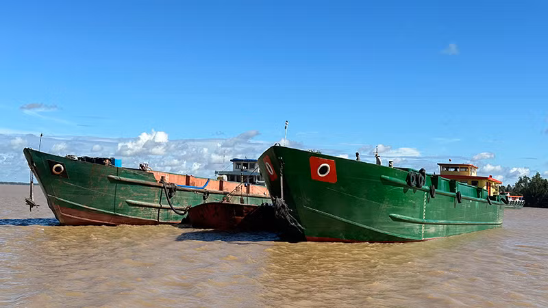 Đội tàu vận chuyển cát đến công trường thi công cao tốc.