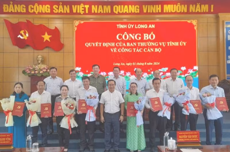 Bí thư Tỉnh ủy Long An Nguyễn Văn Được trao các quyết định cho các cán bộ. 