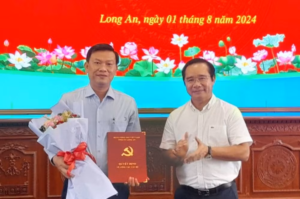 Bí thư Tỉnh ủy Long An Nguyễn Văn Được trao quyết định cho đồng chí Nguyễn Minh Sang. Bí thư Tỉnh ủy Long An Nguyễn Văn Được trao quyết định cho đồng chí Nguyễn Minh Sang.