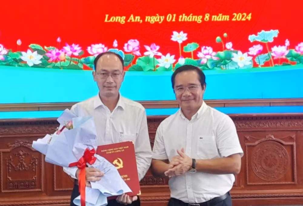 Bí thư Tỉnh ủy Long An Nguyễn Văn Được trao quyết định cho đồng chí Trương Hải Đăng. Bí thư Tỉnh ủy Long An Nguyễn Văn Được trao quyết định cho đồng chí Trương Hải Đăng.