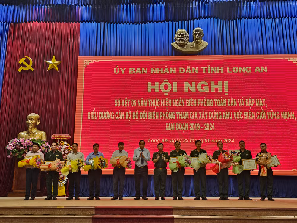 Lãnh đạo Bộ Tư lệnh Bộ đội Biên phòng và tỉnh Long An trao Bằng khen của Chủ tịch Ủy ban nhân tỉnh Long An cho các tập thể và cá nhân.