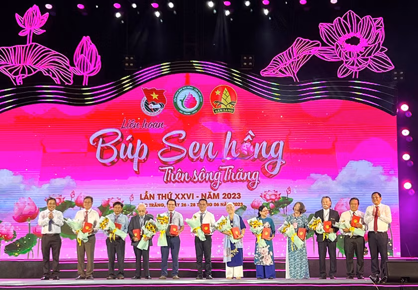 Lãnh đạo tỉnh Sóc Trăng tặng hoa cho Hội đồng Nghệ thuật Liên hoan.