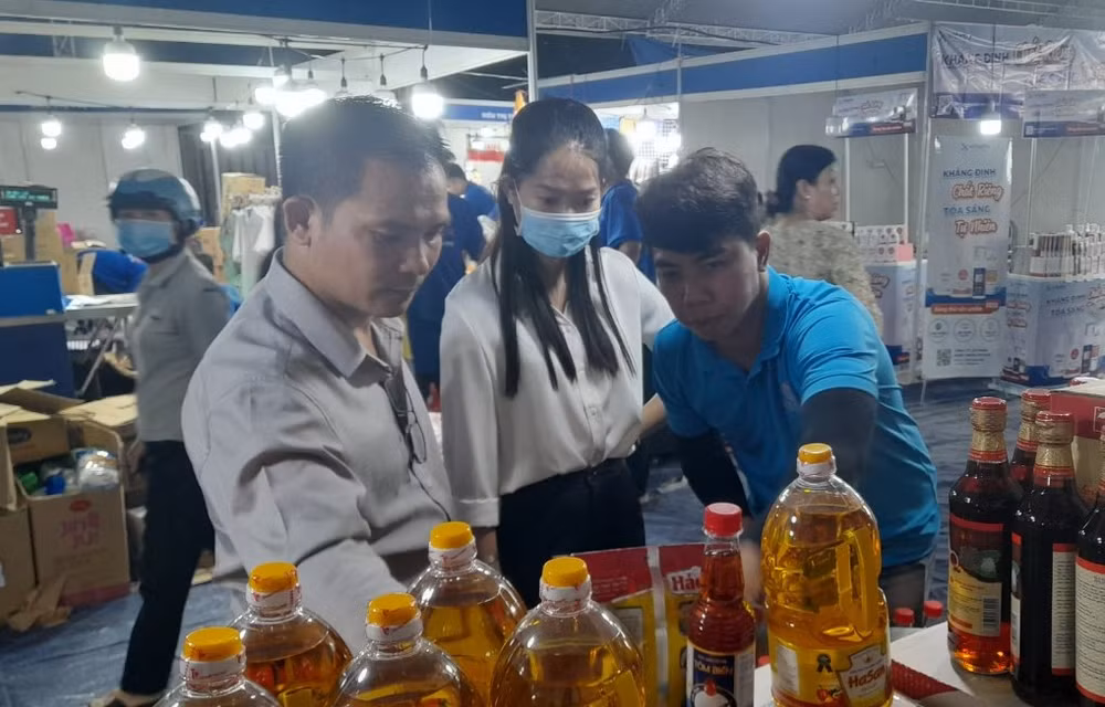 Công nhân lao động chọn mua nhu yếu phẩm giá ưu đãi tại phiên chợ Tết công nhân tại huyện Bến Lức, Long An.