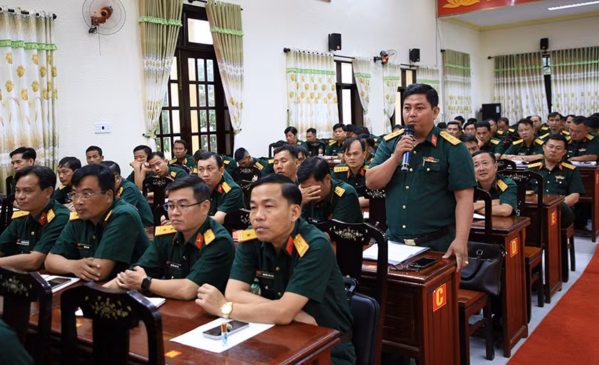 Các cán bộ, chiến sĩ đã thẳng thắn trao đổi với lãnh đạo Quân khu.