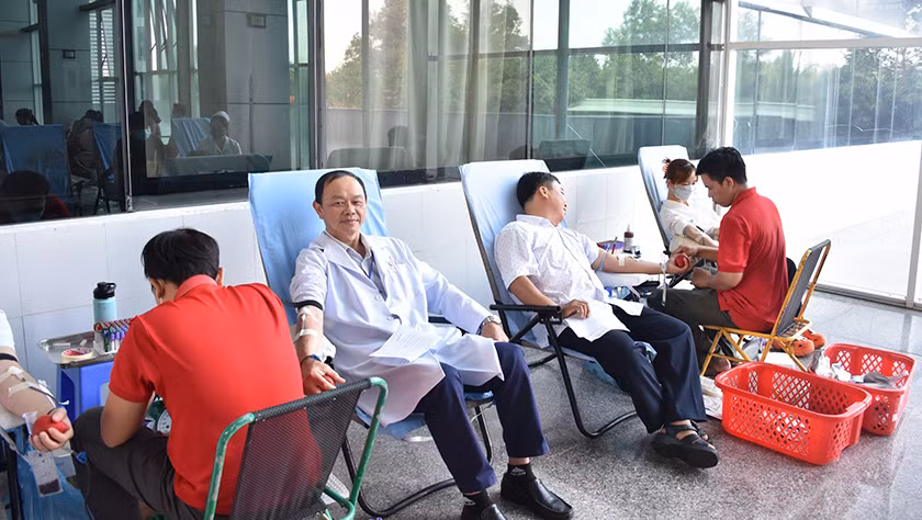 Các y, bác sĩ Bệnh viện Đa khoa Sóc Trăng hiến máu tình nguyện.