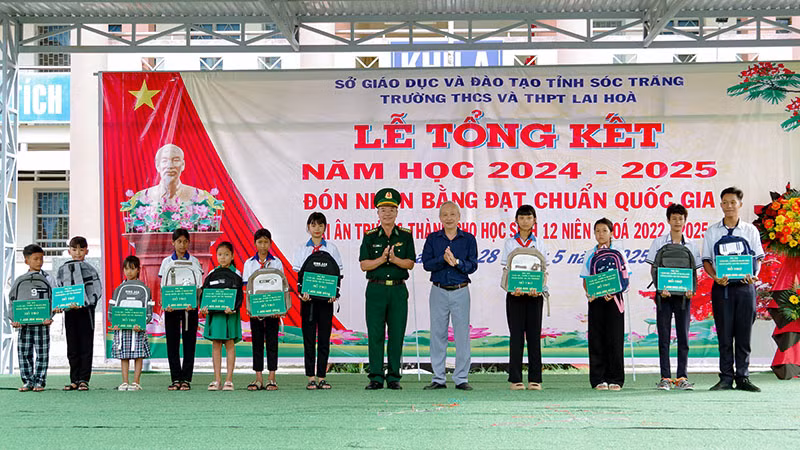 Trao học bổng dự án “Cán bộ chiến sĩ nâng bước em tới trường” cho 11 em học sinh khu vực biên giới biển Sóc Trăng.