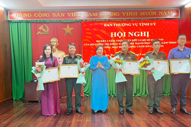 Tặng Bằng khen UBND tỉnh Sóc Trăng cho các tập thể đạt thành tích xuất sắc 3 năm thực hiện Kết luận số 01-KL/TW.