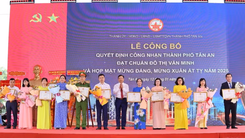 Các cá nhân và tập thể nhận bằng khen của Chủ tịch Ủy ban nhân dân tỉnh Long An.