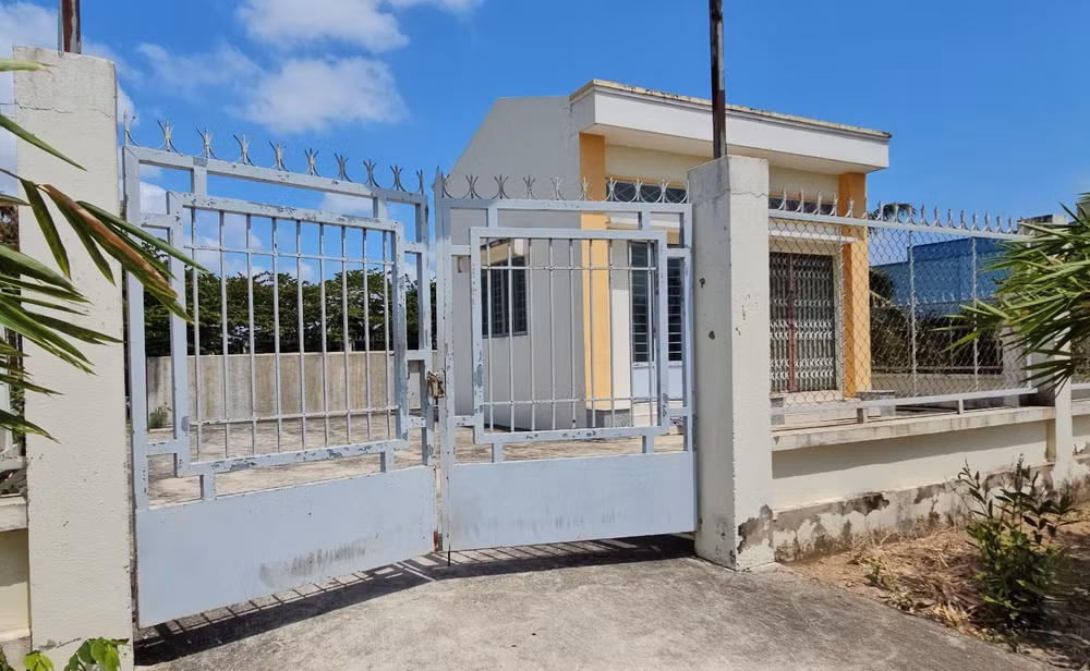 Trạm tăng áp của ngành nông nghiệp đầu tư tại ấp Tân Quý, xã Tân Tập khóa kín cổng rào vì không có nguồn nước để hoạt động. Trạm tăng áp của ngành nông nghiệp đầu tư tại ấp Tân Quý, xã Tân Tập khóa kín cổng rào vì không có nguồn nước để hoạt động.