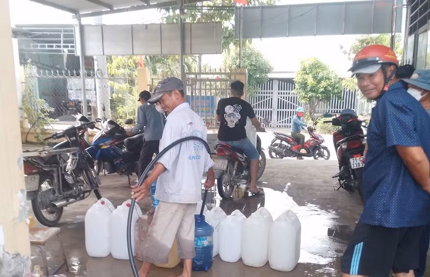 Người dân xã Tân Tập (Cần Giuộc, Long An) lấy nước ngọt từ xe chờ nước của đơn vị cấp nước hỗ trợ bà con trong lúc thiếu nguồn nước ngọt hợp vệ sinh từ hệ thống cấp nước. 
