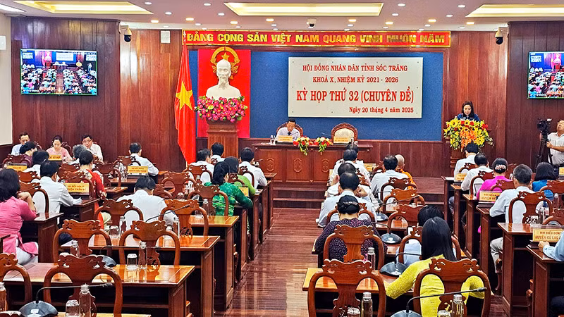 Hội đồng nhân dân tỉnh Sóc Trăng xem xét thông qua Nghị quyết.