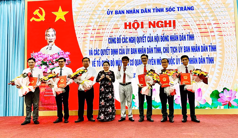 Bí thư Tỉnh ủy Sóc Trăng Lâm Văn Mẫn và Chủ tịch Hội đồng nhân dân tỉnh Sóc Trăng Hồ Thị Cẩm Đào trao quyết định cho các Giám đốc Sở mới.