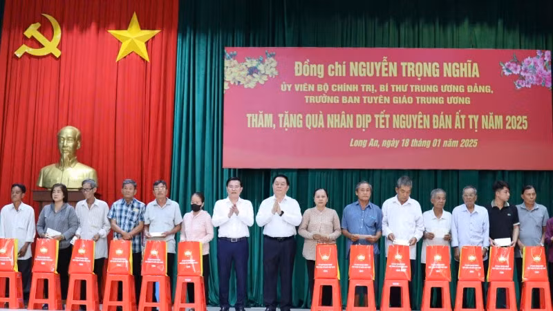 Đồng chí Nguyễn Trọng Nghĩa và lãnh đạo Tỉnh ủy Long an trao quà Tết tới gia đình chính sách huyện Thủ Thừa.