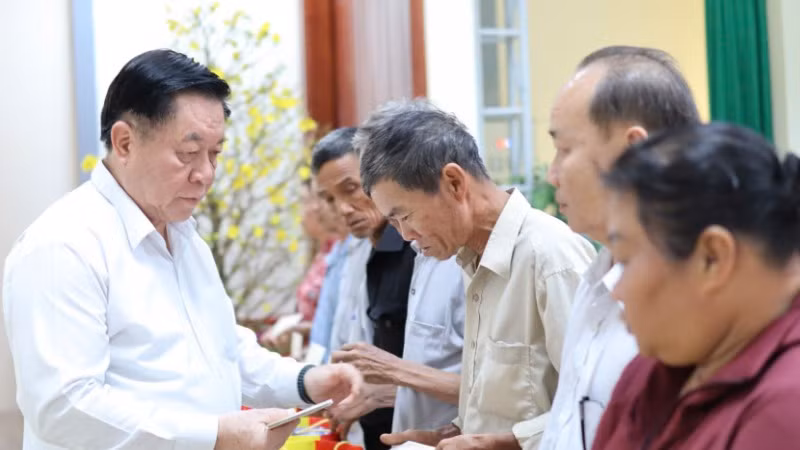 Ủy viên Bộ Chính trị, Trưởng Ban Tuyên giáo Trung ương Nguyễn Trọng Nghĩa trao quà Tết tới gia đình chính sách, hộ dân có hoàn cảnh khó khăn và công nhân tại Long An.