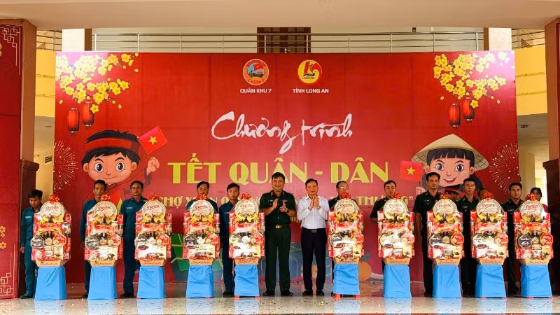 Lãnh đạo Quân khu 7 và tỉnh Long An Trao quà Tết cho lực lượng làm nhiệm vụ trên khu vực biên giới.