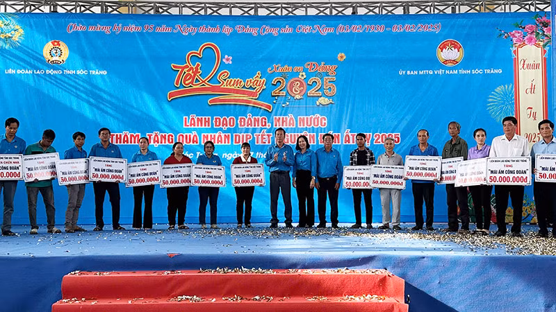 Trao nhà "Mái ấm công đoàn" tại chương trình Tết sum vầy. Trao nhà "Mái ấm công đoàn" tại chương trình Tết sum vầy.