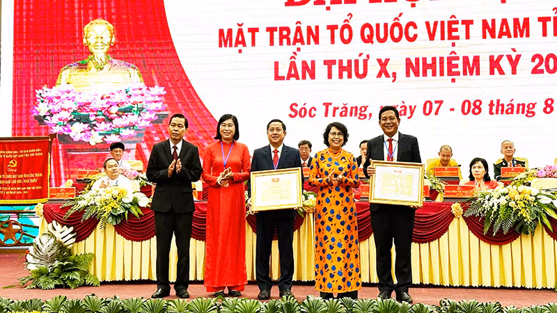 Trao Bằng khen cho Mặt trận Tổ quốc Việt Nam tỉnh Sóc Trăng và nguyên Chủ tịch Ủy ban Mặt trận tỉnh Sóc Trăng Dương Sà Kha.