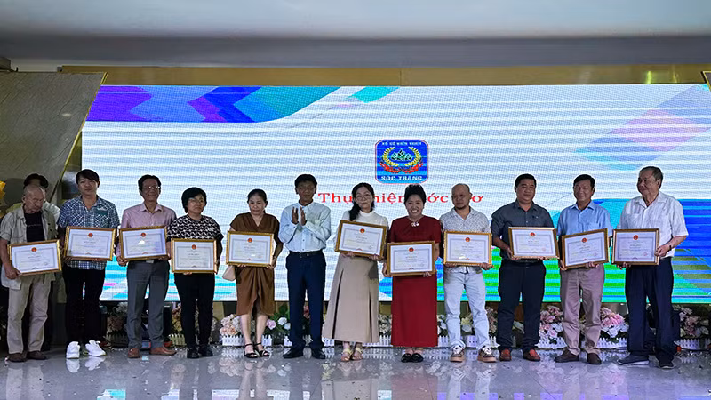 Bí thư Tỉnh ủy Sóc Trăng Lâm Văn Mẫn trao Bằng khen cho các đại lý.