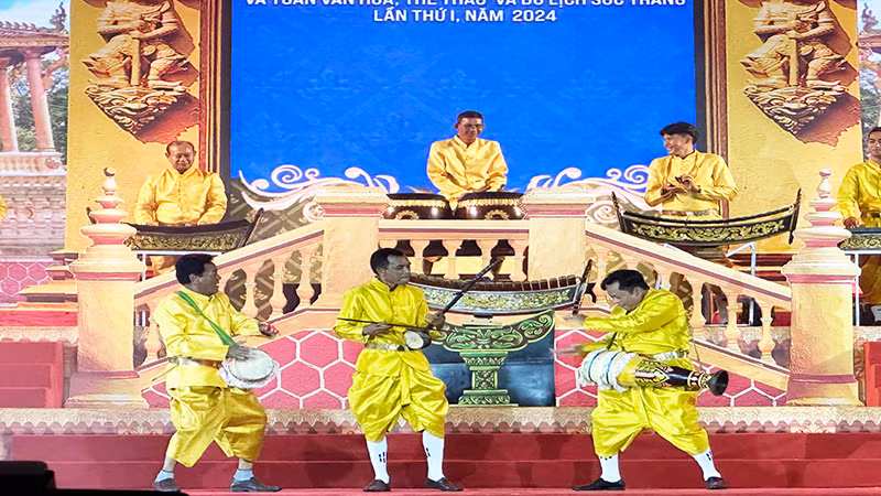 Tam tấu của ba nghệ sĩ Đoàn nghệ thuật Khmer Sóc Trăng