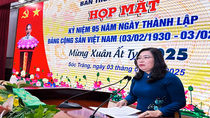 Đồng chí Hồ Thị Cẩm Đào đọc diễn văn ôn lại 95 năm truyền thống của Đảng. Đồng chí Hồ Thị Cẩm Đào đọc diễn văn ôn lại 95 năm truyền thống của Đảng.