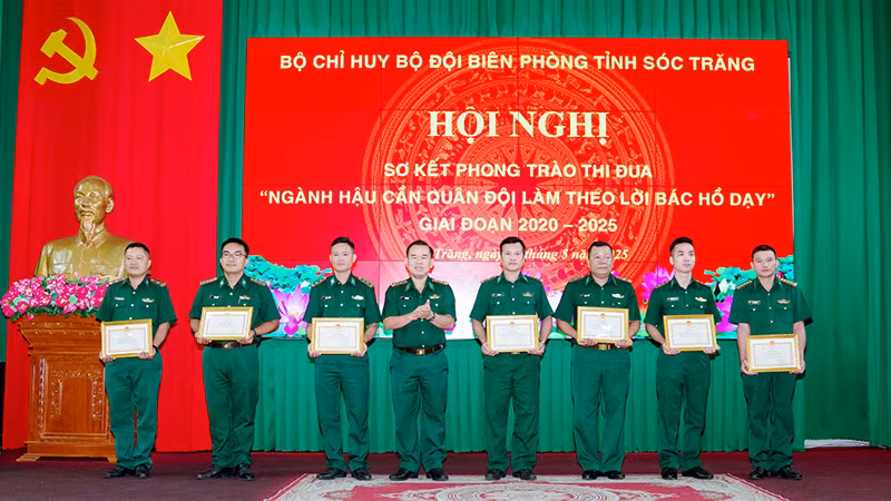 Đại tá Lê Hồng Hà trao Giấy khen cho các tập thể, cá nhân có thành tích xuất sắc