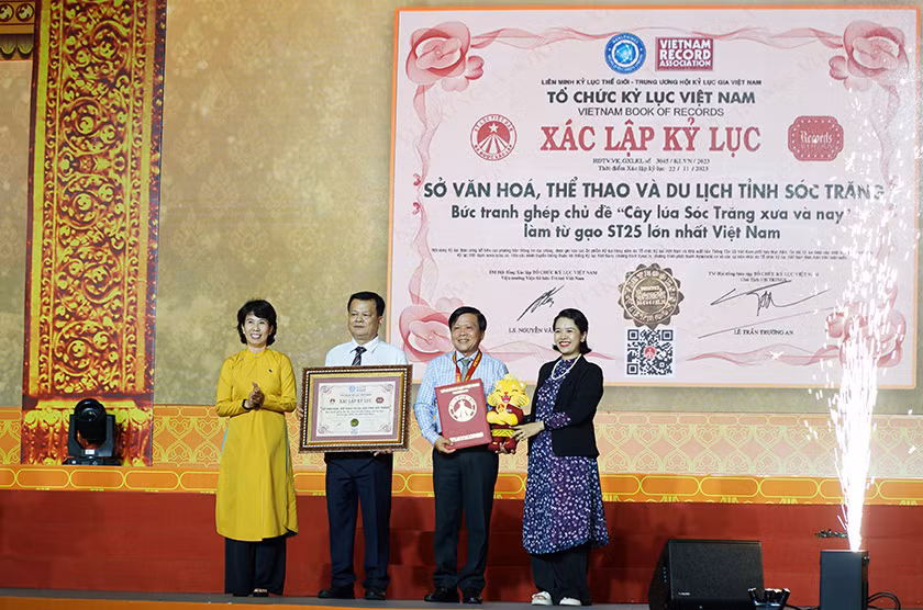 Trao bằng xác lập kỷ lục Bức tranh gạo ST lớn nhất Việt Nam. Trao bằng xác lập kỷ lục Bức tranh gạo ST lớn nhất Việt Nam.