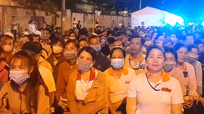 Đoàn viên công đoàn, người lao động tham dự chương trình chợ Tết công đoàn và nhận quà Tết.