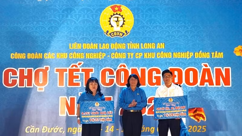 Liên đoàn Lao động tỉnh Long An trao quà và vé tàu, xe và máy bay cho Công đoàn các khu công nghiệp để trao lại cho người lao động. 