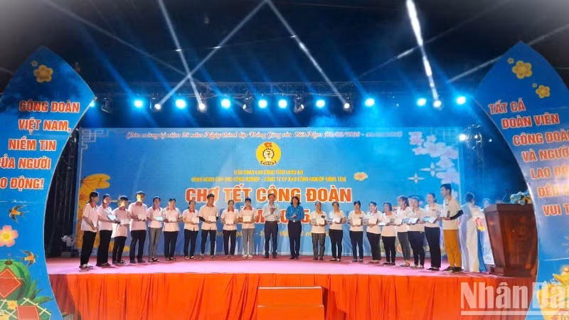 Lãnh đạo Liên đoàn Lao động tỉnh và Ban quản lý Khu công nghiệp trao quà Tết cho người lao động.