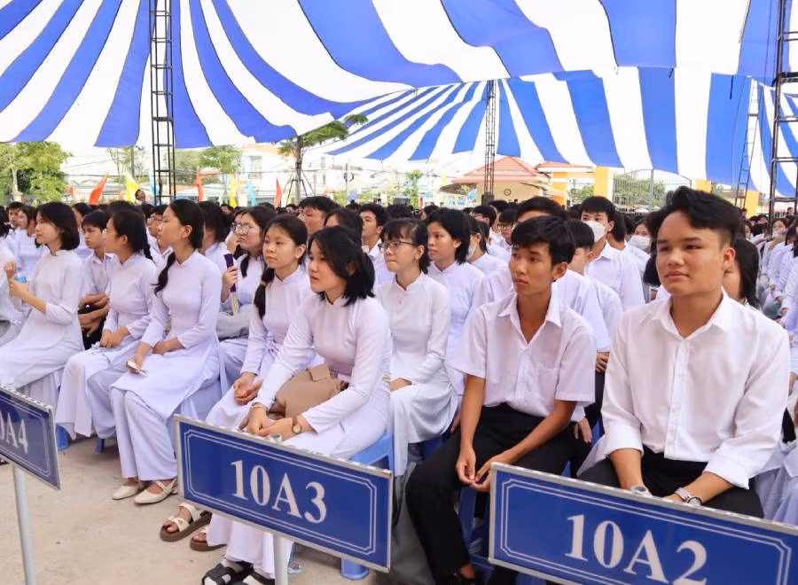 Học sinh Trường trung học phổ thông Nguyễn Trung Trực dự lễ khai giảng năm học mới.