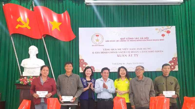Lãnh đạo Sở Lao động, Thương binh và Xã hội Long An và Ban điều hành Quỹ công tác xã hội Anh hùng lực lượng vũ trang Nhân dân Phan Trọng Bình trao quà cho người có công. 