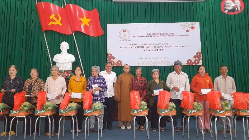 Lãnh đạo huyện Thủ Thừa (Long An) và thành viên Ban điều hành Quỹ công tác xã hội trao quà cho gia đình chính sách.