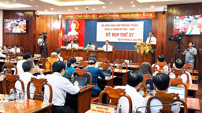 Phó Giám đốc Sở Thông tin và Truyền thông Nguyễn Minh Chiến trả lời chất vấn.