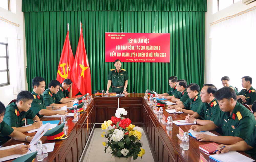 Đoàn công tác kiểm tra công tác huấn luyện chiến sĩ mới tại Trung đoàn bộ binh 897