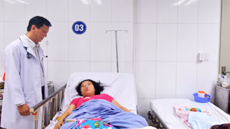 Bác sĩ thăm khám sức khỏe sản phụ L. và bé.