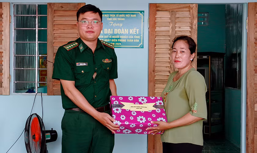Tặng quà cho hộ gia đình nhận nhà Đại đoàn kết