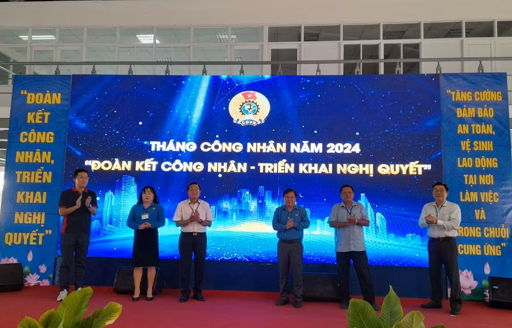 Lãnh đạo Liên đoàn Lao động Long An, Công đoàn các Khu công nghiệp, doanh nghiệp và các Sở, ngành thực hiện nghi thức phát động Tháng Công nhân 2024.