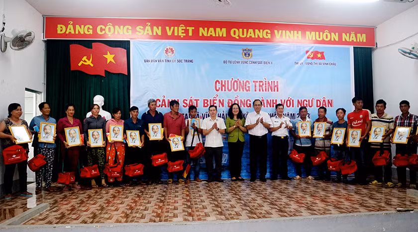 Tặng túi thuốc cứu thương, cờ Tổ quốc, ảnh Bác Hồ cho ngư dân Vĩnh Châu (Sóc Trăng). 