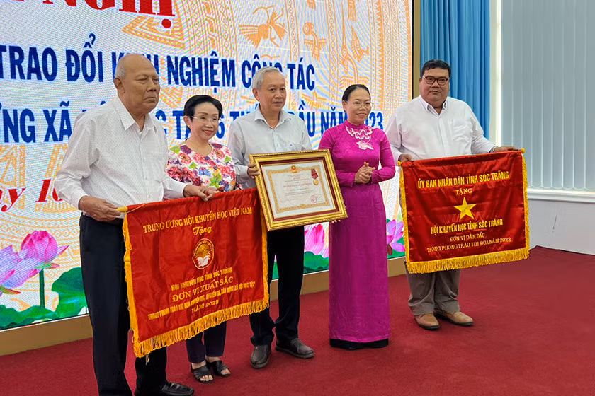 Trao Huân chương Lao động Hạng II và Cờ thi đua cho Hội Khuyến học tỉnh Sóc Trăng. Trao Huân chương Lao động Hạng II và Cờ thi đua cho Hội Khuyến học tỉnh Sóc Trăng.