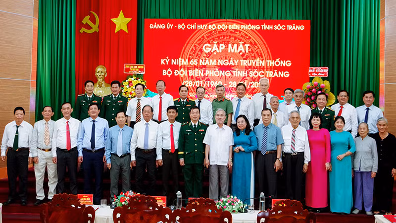 Các đại biểu chụp hình lưu niệm tại buổi gặp mặt.