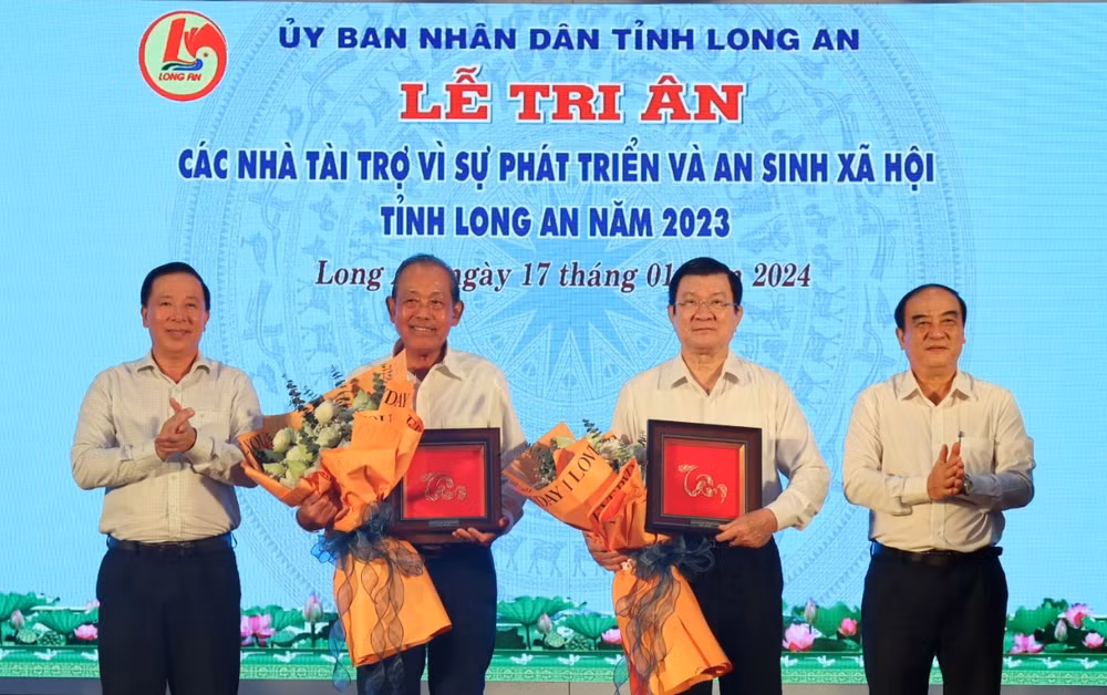 Lãnh đạo tỉnh Long An tặng hoa tri ân nguyên Chủ tịch nước Trương Tấn Sang và nguyên Phó thủ tướng Chính phủ Trương Hòa Bình.