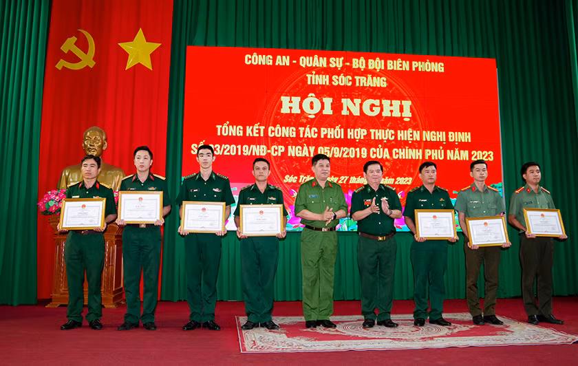Lãnh đạo Bộ Chỉ huy Bộ đội biên phòng tỉnh và Công an tỉnh Sóc Trăng trao Bằng khen cho các cá nhân.