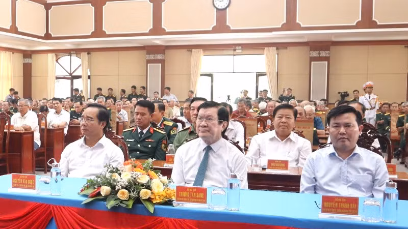 Nguyên lãnh đạo Trung ương và lãnh đạo tỉnh dự buổi gặp mặt.
