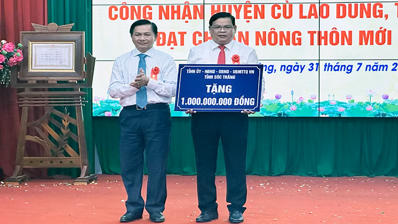 Chủ tịch Ủy ban nhân dân tỉnh Sóc Trăng Trần Văn Lâu trao 1 tỷ đồng tặng huyện Cù Lao Dung xây dựng công trình nông thôn.