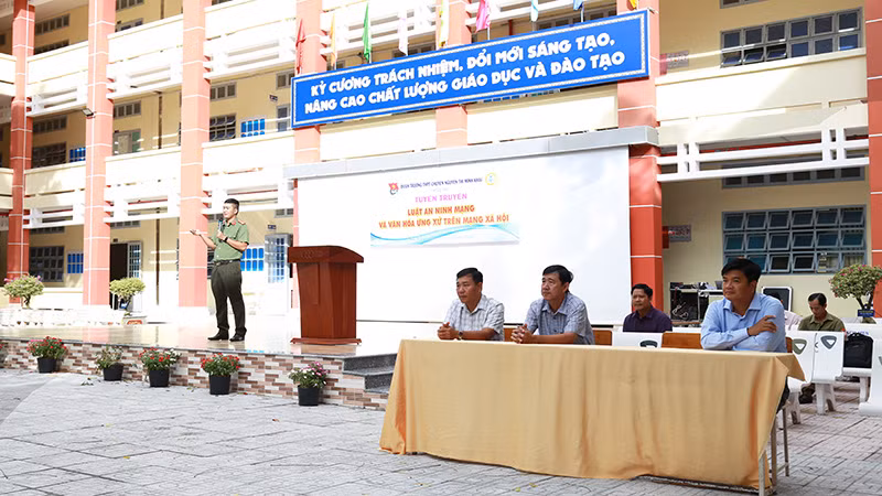 Công an Sóc Trăng phổ biến Luật an ninh mạng cho các em học sinh